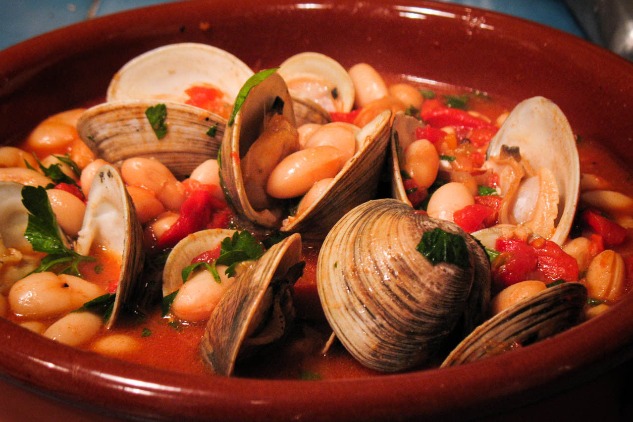 Cassoulet beans with clams with diced tomatoes-Rancho Gordo, Heirloom beans.